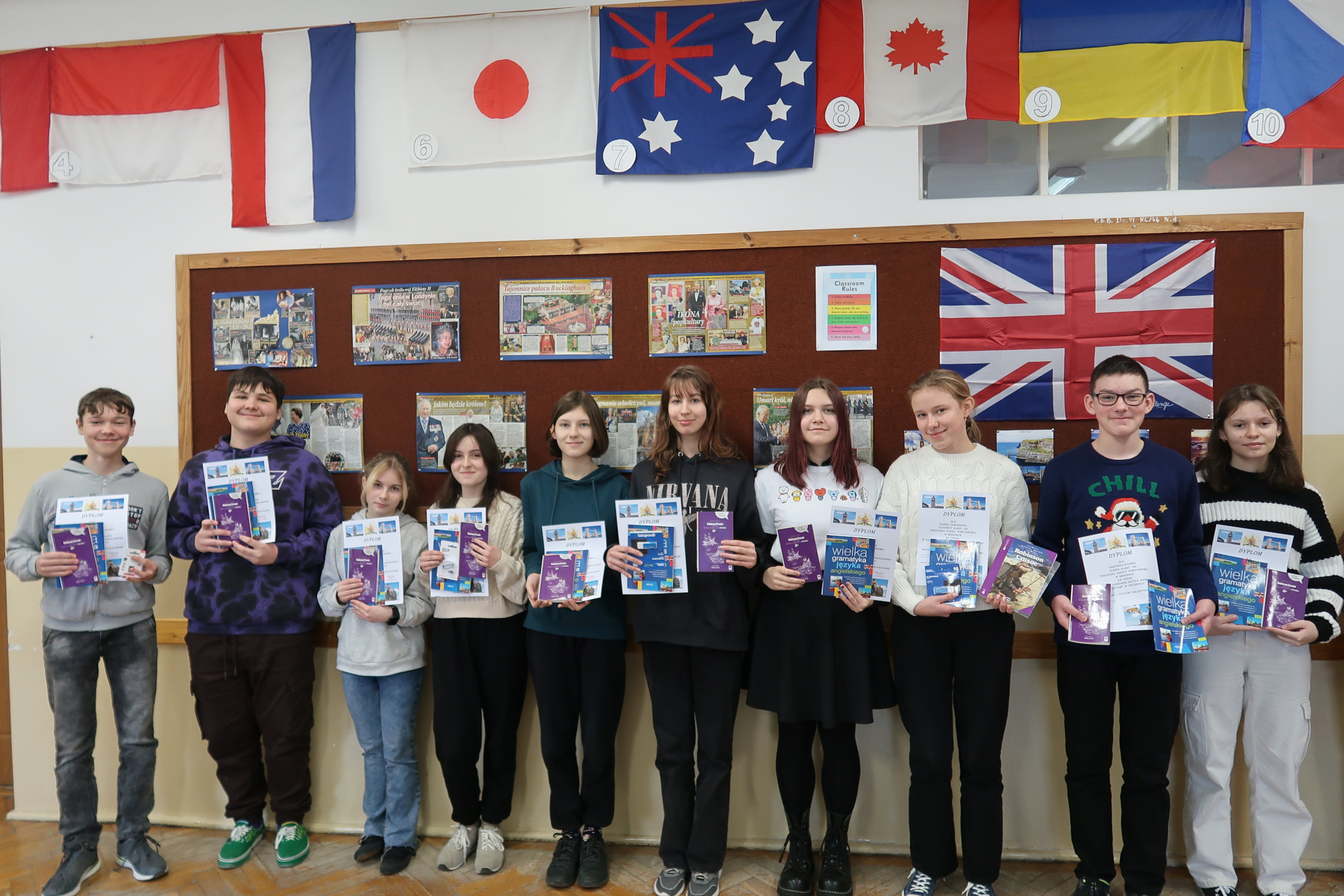 Zdjęcie z uczestnikami konkursu Czytamy w oryginale