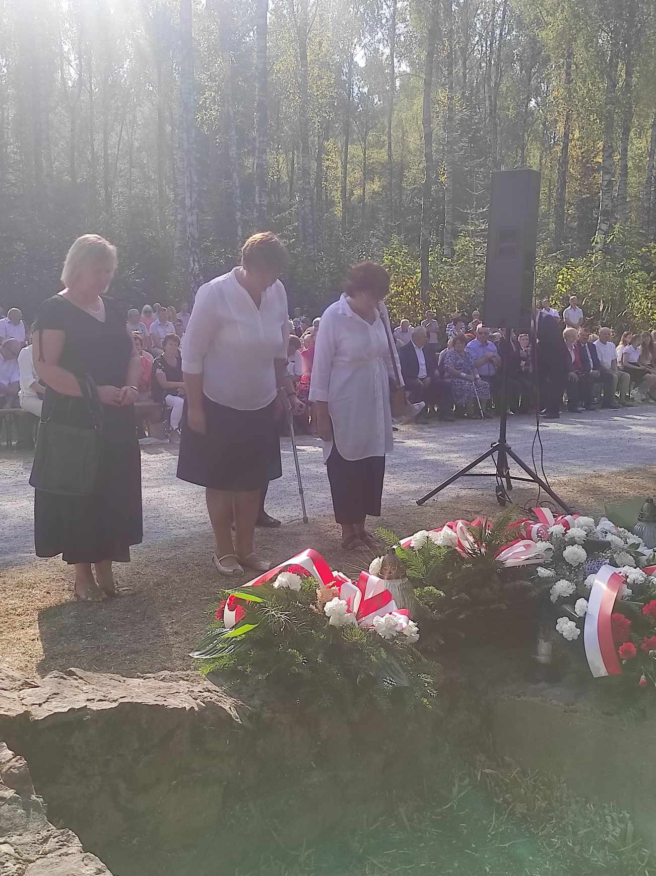 Teresa Stawiarska, dyrektor PSP w Gierczycach wraz z nauczycielkami składa hołd mieszkańcom Orłowin