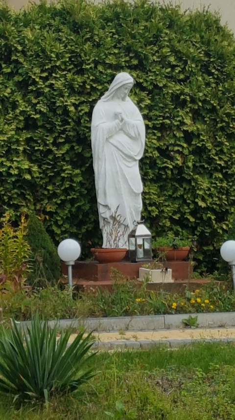 Figurka Matki Boskiej na prywatnej posesji obok przemiałowni Omya w Jasicach