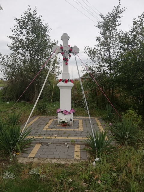 Krzyż murowany na postumencie usytuowany po prawej stronie na drodze Nr 004547T Bidziny koło Sobolewskiego