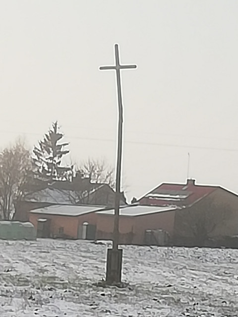Krzyż drewniany przed cmentarzem parafialnym w Bidzinach w kierunku Grochocic
