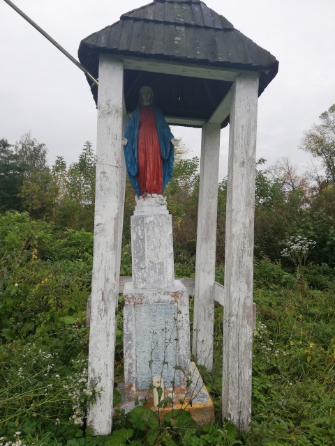 Figurka Matki Boskiej przy stawie na prywatnej posesji w miejscowości Drygulec