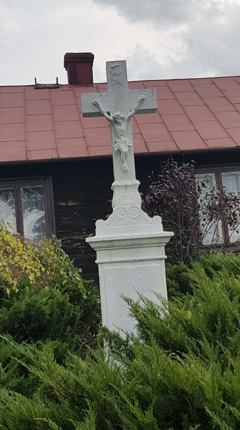 Krzyż murowany na postumencie usytuowany na skrzyżowaniu drogi powiatowej Nr 0759T i drogi wewnętrznej na łuku w kierunku Wojciechowic