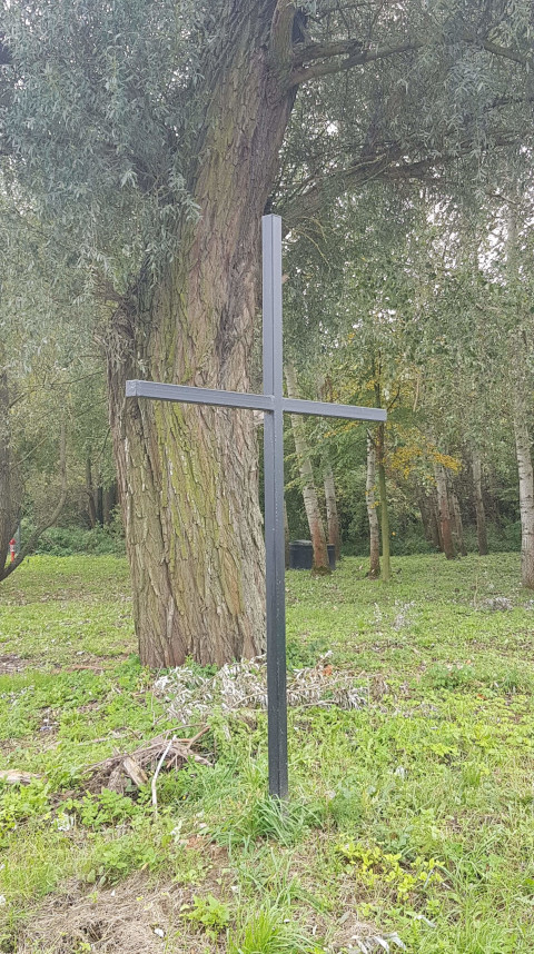 Krzyż metalowy usytuowany po lewej stronie drogi powiatowej Nr 0759T naprzeciwko oczyszczalni ścieków