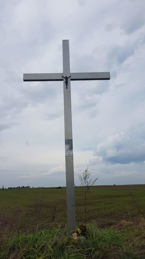 Krzyż metalowy usytuowany po prawej stronie drogi gminnej Nr 004535T Mikułowice - Jasice w stronę Mikułowic