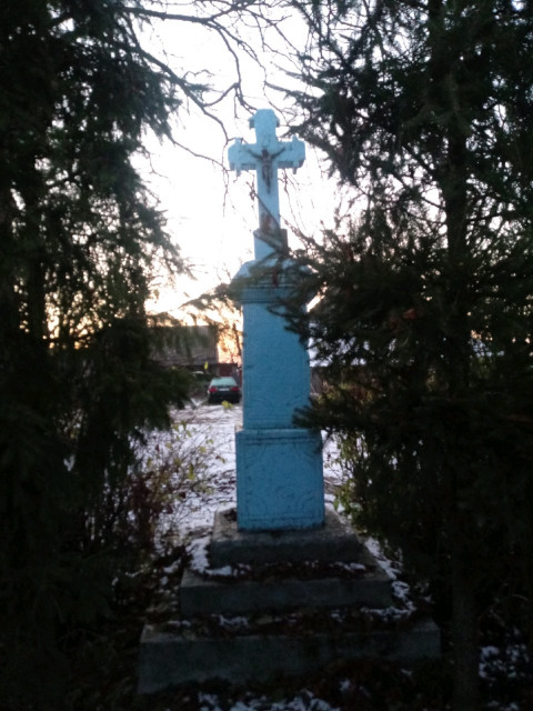 Krzyż murowany na postumencie na prywatnej posesji przy drodze powiatowej DP0734T