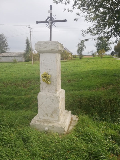 Krzyż metalowy na postumencie przy skrzyżowaniu drogi krajowej Nr 74 i drogi gminnej Stodoły-Kolonie - Kunice w miejscowości Kunice
