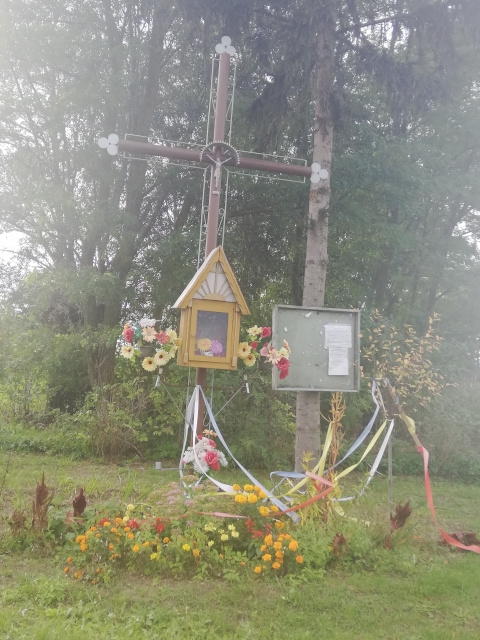 Krzyż metalowy usytuowany przy drodze gminnej Nr 004501T Lisów – Malice i drodze wewnętrznej po prawej stronie w kierunku wsi