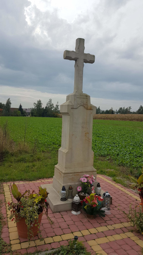 Krzyż murowany na postumencie przy drodze gminnej Nr 004543T Ługi przez wieś w miejscowości Ługi