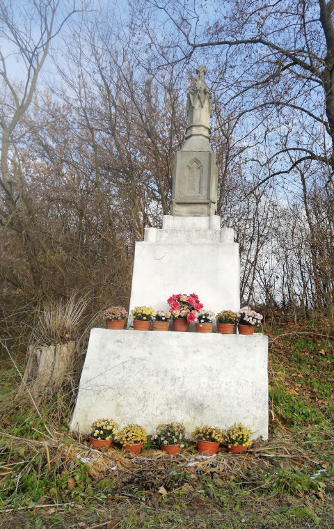 Figurka z krzyżem usytuowana po lewej stronie drogi gminnej Nr 004535T Mikułowice - Jasice w stronę Jasic
