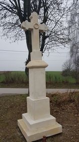 Krzyż murowany na postumencie znajduje się przy skrzyżowaniu drogi gminnej Nr 004515T Kaliszany - Koszyce i drogi powiatowej Nr 0734T