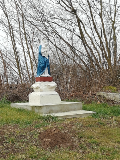 Figurka Matki Boskiej na postumencie usytuowana przy drodze powiatowej Nr DP0767T po prawej stronie w kierunku Łopaty w miejscowości Stodoły-Wieś