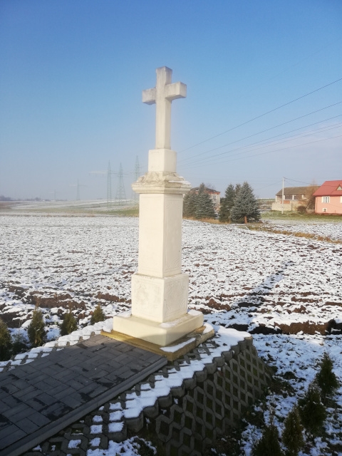Krzyż murowany zlokalizowany po lewej stronie na łuku drogi powiatowej DP0743T w miejscowości Stodoły-Kolonie w kierunku miejscowości Grochocice