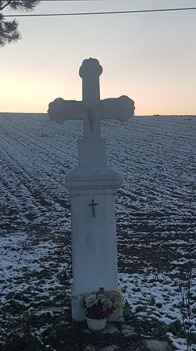 Krzyż murowany na postumencie przy drodze powiatowej nr P0767T po prawej stronie w kierunku Łopaty w miejscowości Stodoły-Wieś