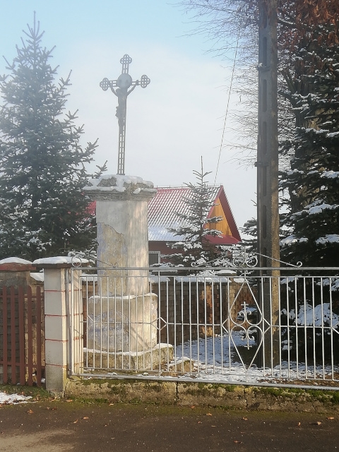 Krzyż metalowy na postumencie, zlokalizowany przy Kościele parafialnym pw. Św. Teresy od Dzieciątka Jezus w miejscowości Stodoły-Wieś
