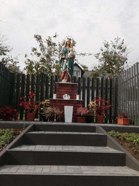 Figurka Matki Boskiej przy drodze gminnej Nr 004526T Bidziny – Wlonice w miejscowości Wlonice