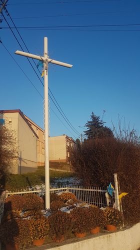 Krzyż metalowy usytuowany na skrzyżowaniu dróg powiatowych Nr 0759T i Nr 0728T przy budynkach Urzędu Gminy