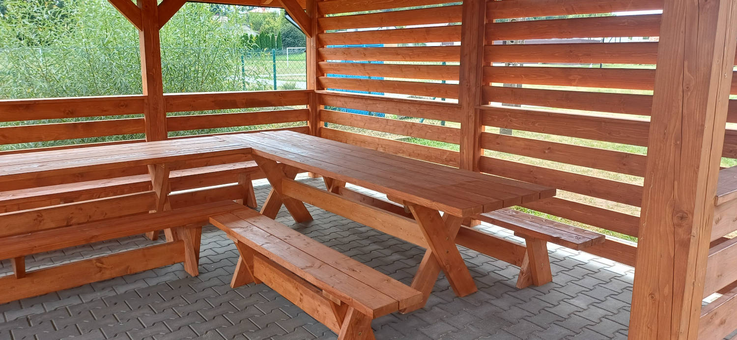 Odbiór altanki z wyposażeniem przy stadionie sportowym w Wojciechowicach Drewniane ławki i stoły we wnętrzu altany