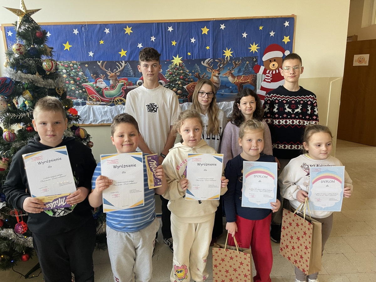 Konkurs szkolny Uczniowie klas I-III biorący udział w konkursie wraz z Samorządem Uczniowskim. Z tyłu ścianka dekoracyjna