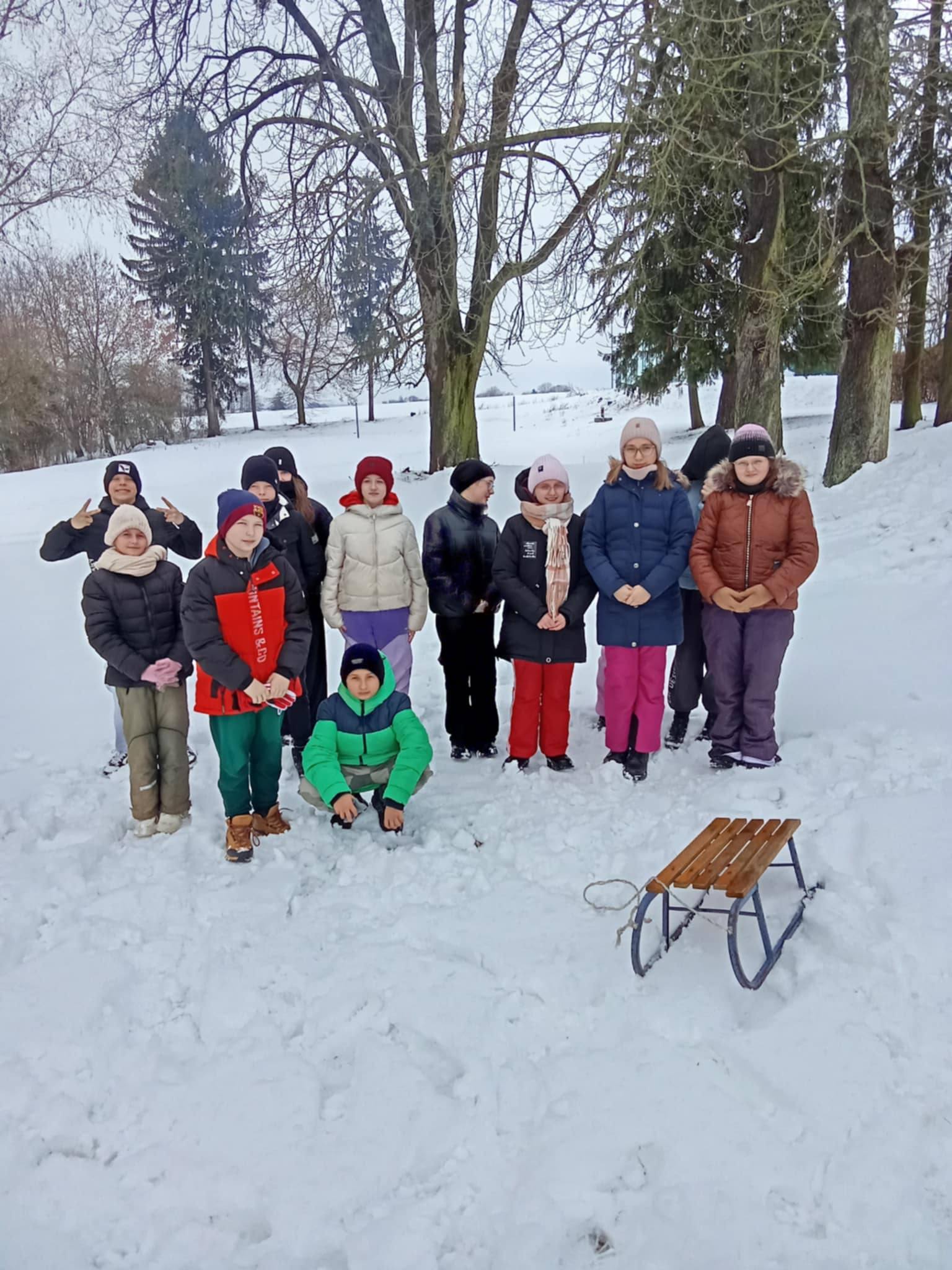Uczniowie klas IV - VIII podczas zajęć wychowania fizycznego na świeżym powietrzu