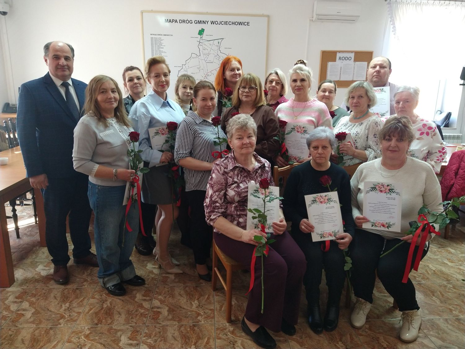 Wsp&oacute;lne zdjęcie Sołtys&oacute;w wraz z W&oacute;jtem i Sekretarz Gminy Wojciechowice